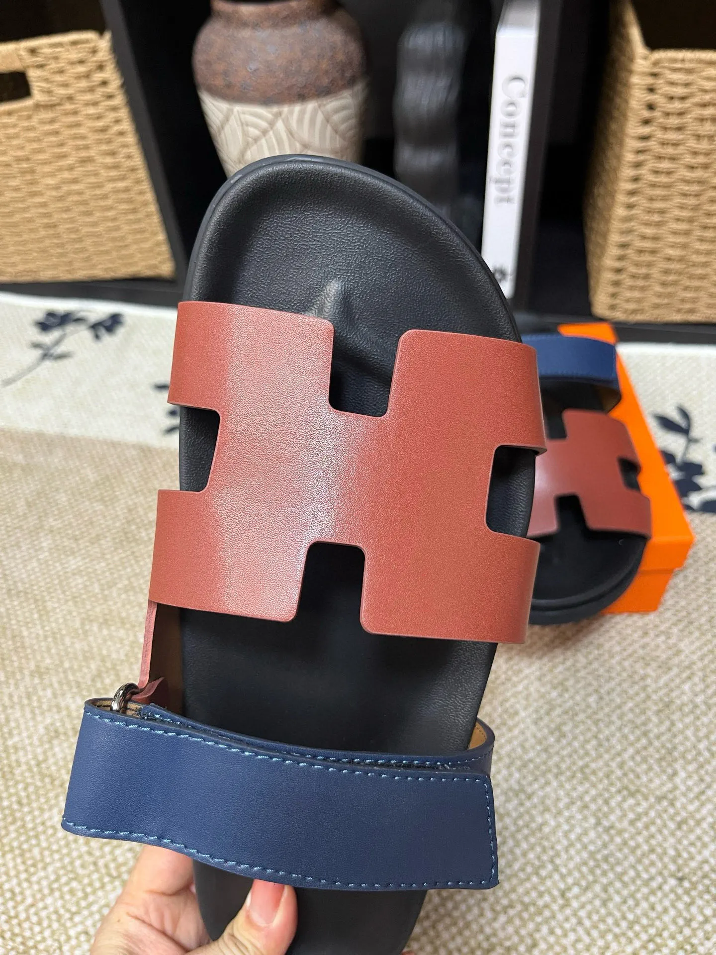 P300 Long-term stock Hermes men’s Kazimir slippers for couples - top quality woven calfskin functional sandals with intertwined uppers inspired by the “H” iconic pattern to create a casual look, perfect for summer. Imported cowhide + cowhide lining + TUP outsole Size: 35-46